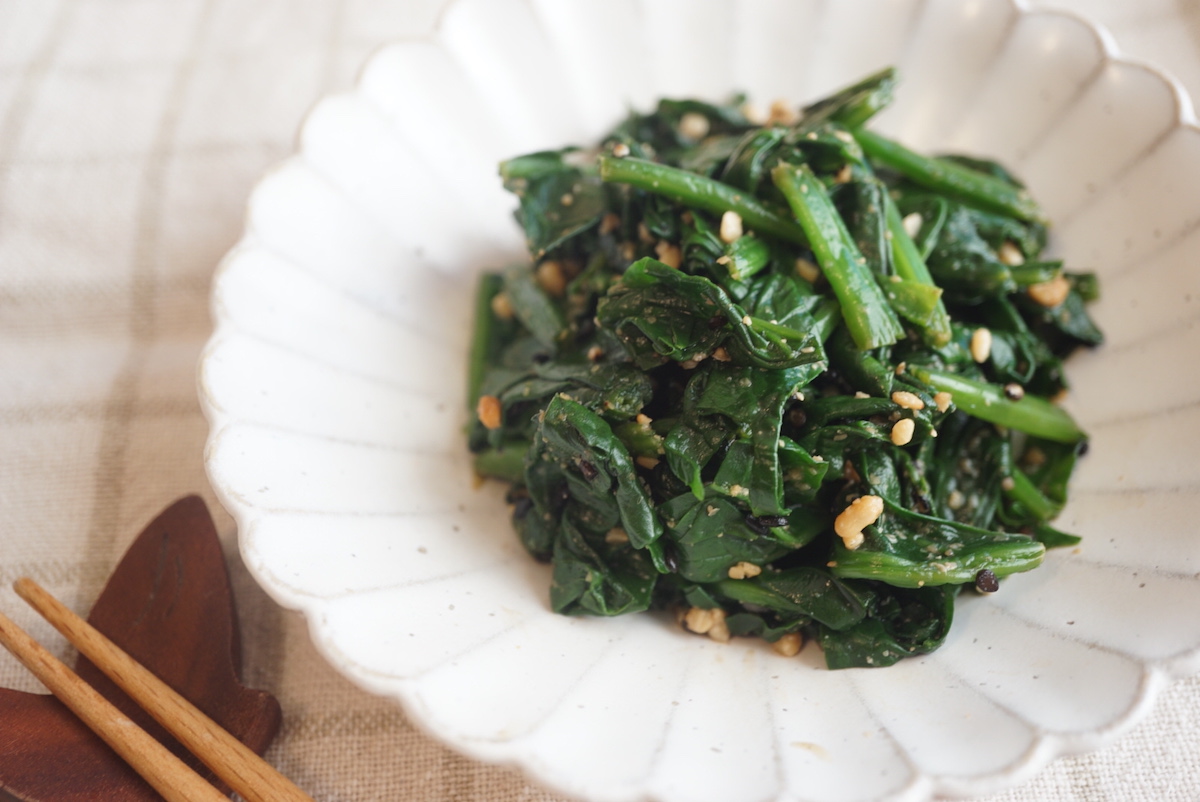 Spinach seasoned with sesame sauce