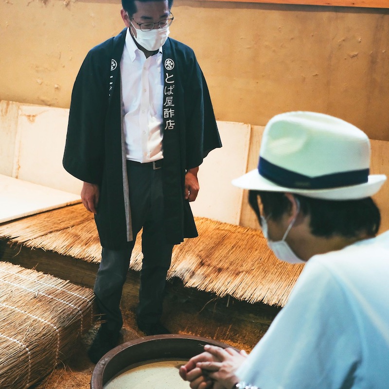 Hiraku and the man in the sake brewary