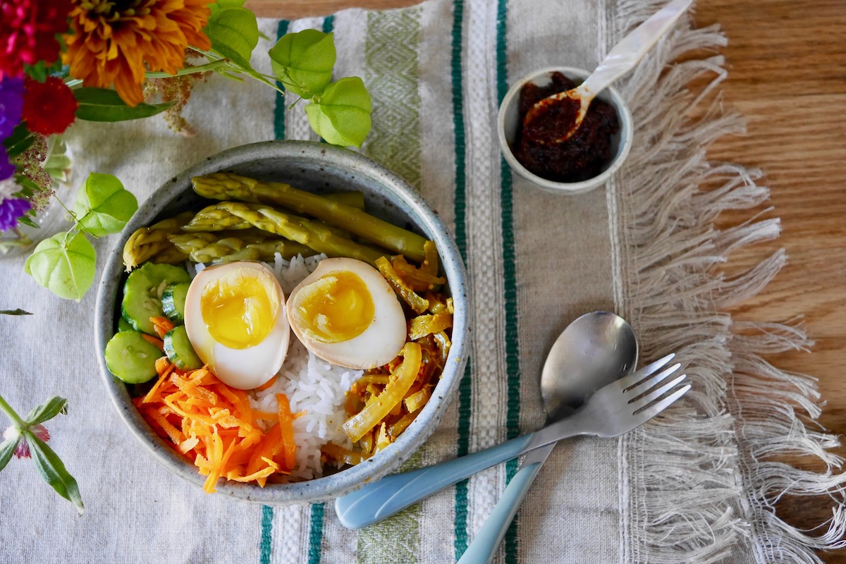 Rice bowl with mizozuke eggs, asparaguses, cucumbers, carrots and pepprs