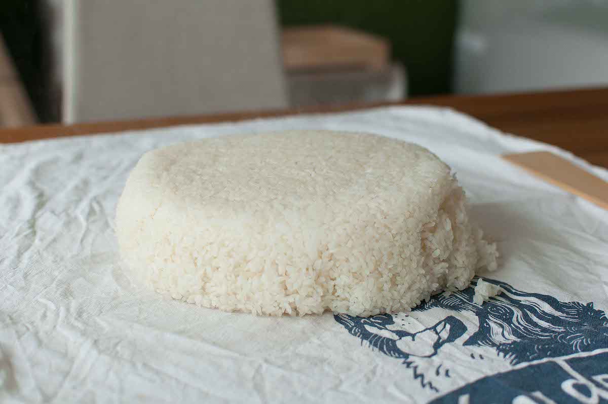 Molded steamed rice on the white cloth