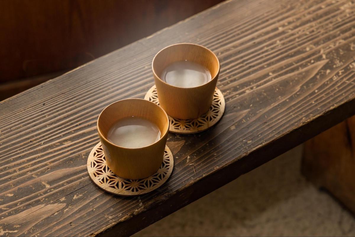 Two amazake in a cup are lined up on the table