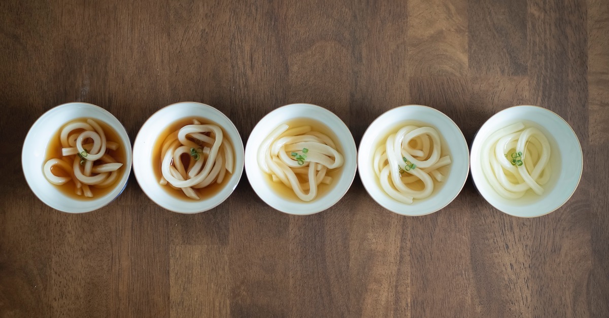 Five kinds of udon noodles in bowls are arranged